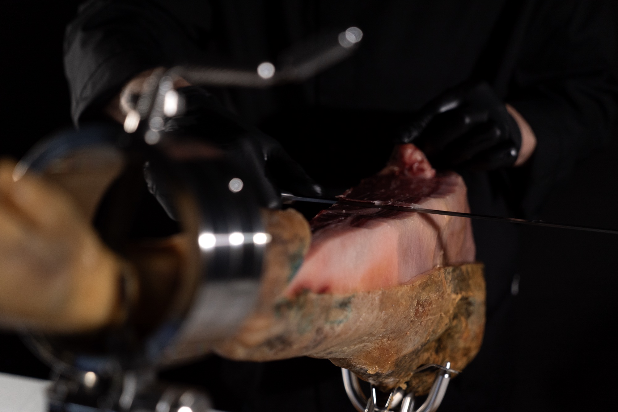 Corte de jamón con el alambre en plena acción