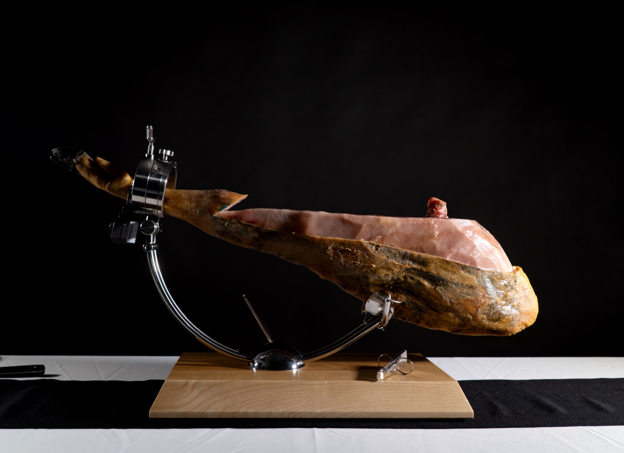Pieza de jamón entera en el soporte, vista lateral
